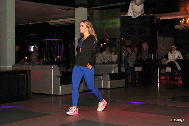 Koszykarki w strojach ślubnych (zdjęcia)