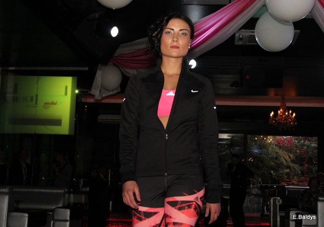 Koszykarki w strojach ślubnych (zdjęcia)