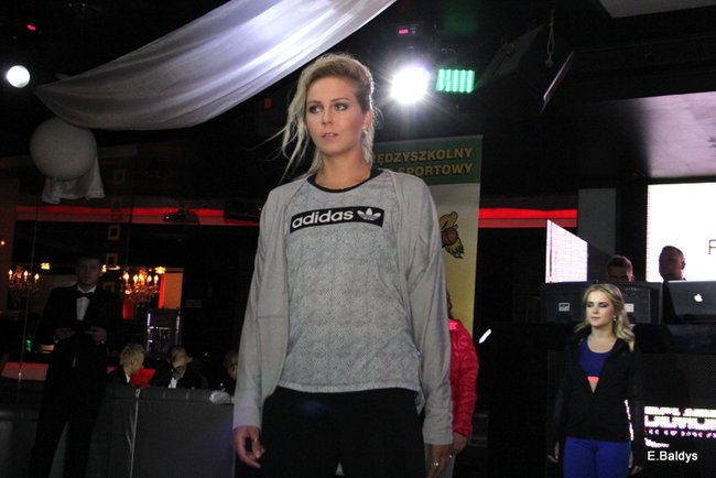 Koszykarki w strojach ślubnych (zdjęcia)