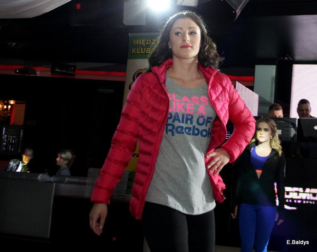 Koszykarki w strojach ślubnych (zdjęcia)