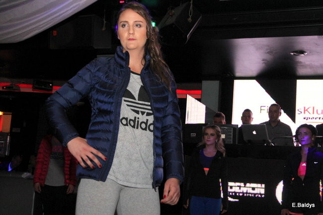 Koszykarki w strojach ślubnych (zdjęcia)