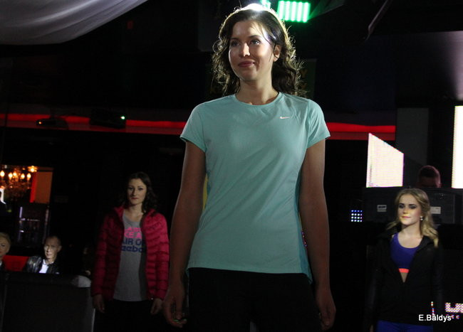 Koszykarki w strojach ślubnych (zdjęcia)