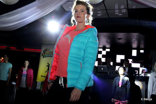 Koszykarki w strojach ślubnych (zdjęcia)