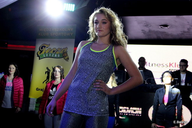 Koszykarki w strojach ślubnych (zdjęcia)