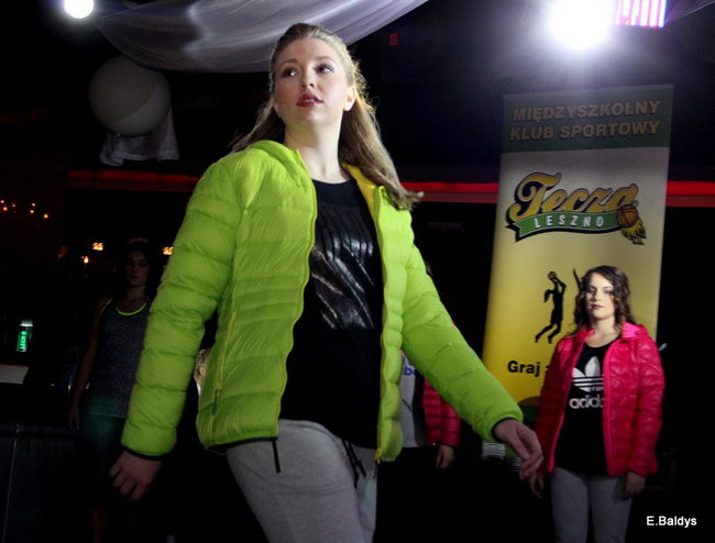 Koszykarki w strojach ślubnych (zdjęcia)