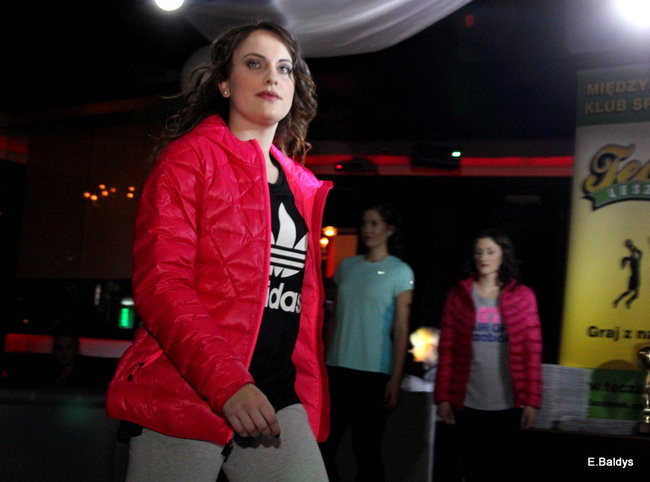 Koszykarki w strojach ślubnych (zdjęcia)