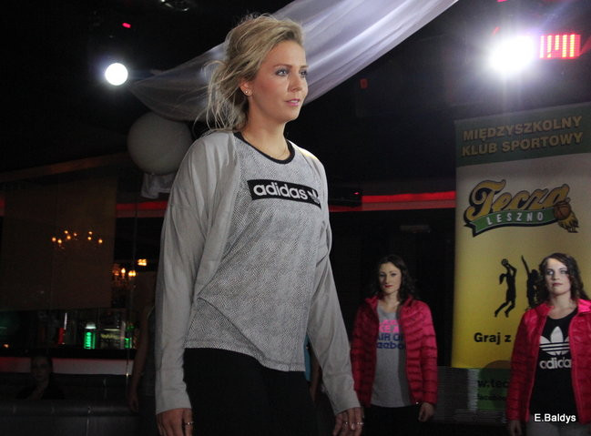 Koszykarki w strojach ślubnych (zdjęcia)