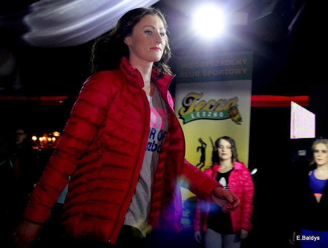 Koszykarki w strojach ślubnych (zdjęcia)