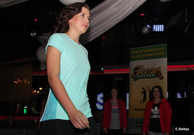 Koszykarki w strojach ślubnych (zdjęcia)