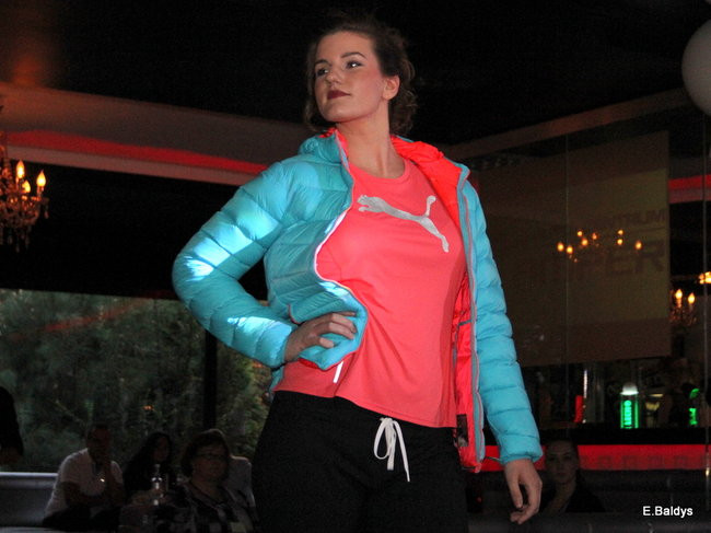 Koszykarki w strojach ślubnych (zdjęcia)