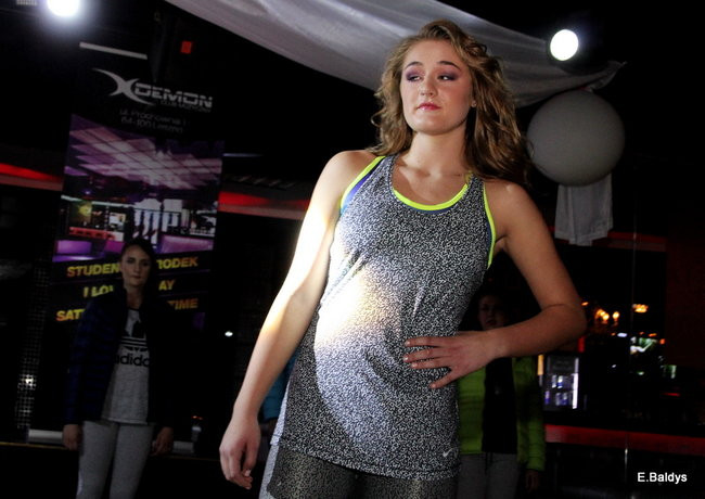 Koszykarki w strojach ślubnych (zdjęcia)