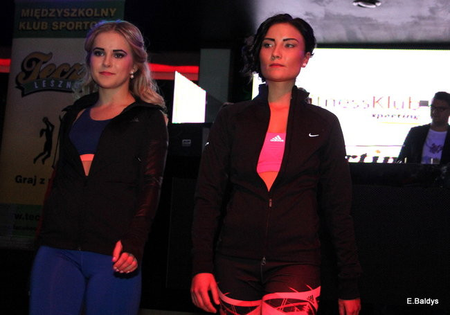 Koszykarki w strojach ślubnych (zdjęcia)