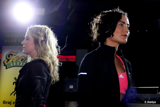 Koszykarki w strojach ślubnych (zdjęcia)