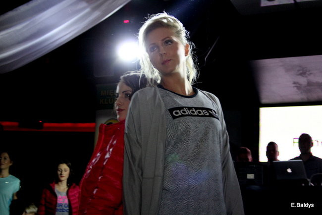 Koszykarki w strojach ślubnych (zdjęcia)