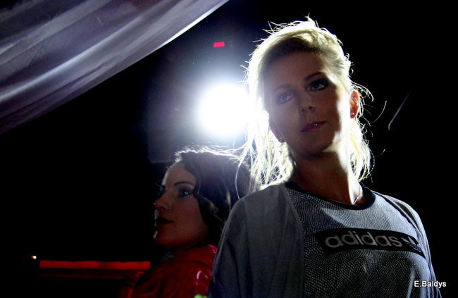 Koszykarki w strojach ślubnych (zdjęcia)