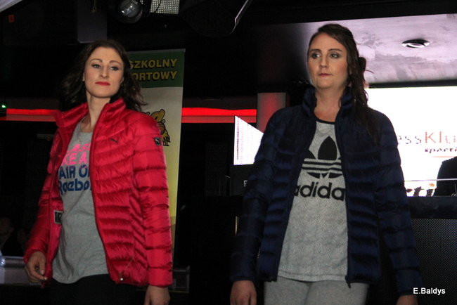 Koszykarki w strojach ślubnych (zdjęcia)