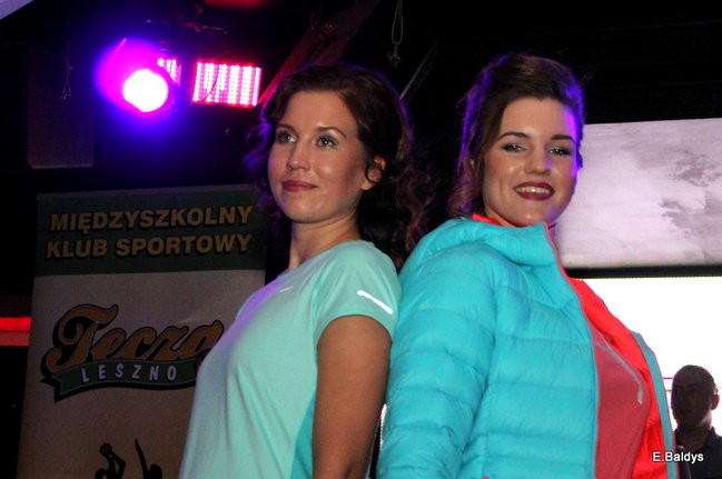 Koszykarki w strojach ślubnych (zdjęcia)