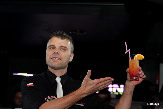 Koszykarki w strojach ślubnych (zdjęcia)