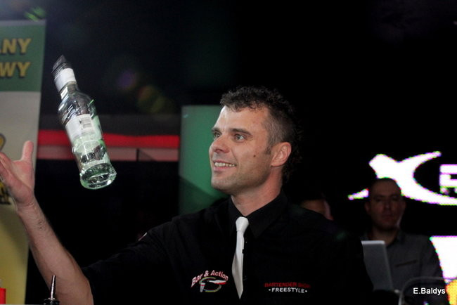 Koszykarki w strojach ślubnych (zdjęcia)