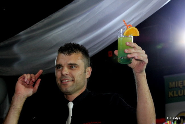 Koszykarki w strojach ślubnych (zdjęcia)