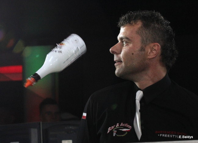 Koszykarki w strojach ślubnych (zdjęcia)