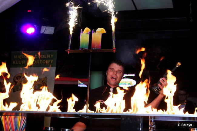 Koszykarki w strojach ślubnych (zdjęcia)