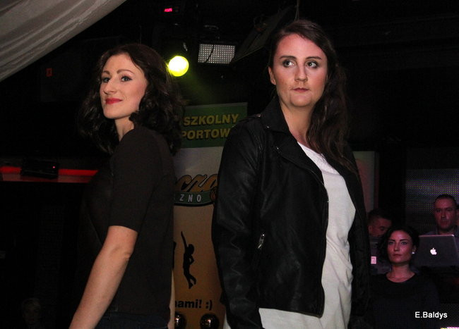 Koszykarki w strojach ślubnych (zdjęcia)