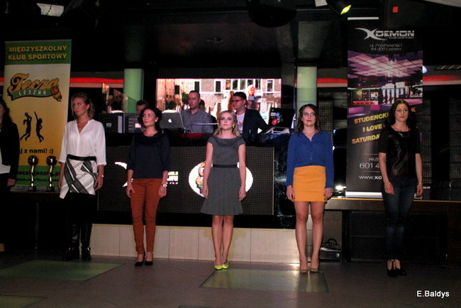 Koszykarki w strojach ślubnych (zdjęcia)