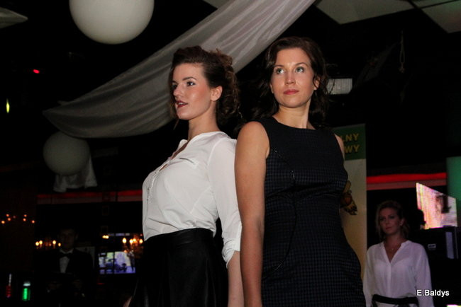 Koszykarki w strojach ślubnych (zdjęcia)