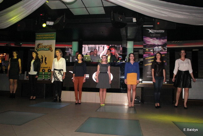 Koszykarki w strojach ślubnych (zdjęcia)