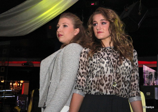 Koszykarki w strojach ślubnych (zdjęcia)