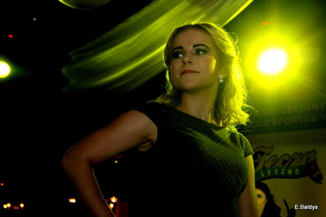 Koszykarki w strojach ślubnych (zdjęcia)