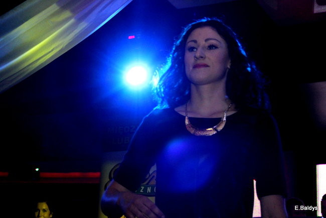 Koszykarki w strojach ślubnych (zdjęcia)