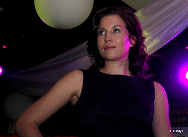 Koszykarki w strojach ślubnych (zdjęcia)