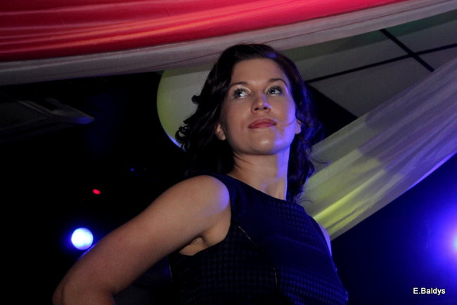 Koszykarki w strojach ślubnych (zdjęcia)