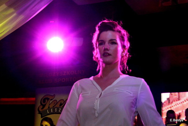 Koszykarki w strojach ślubnych (zdjęcia)