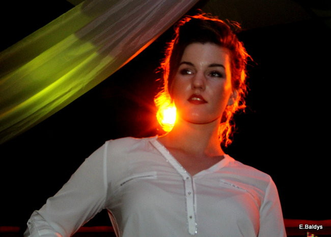 Koszykarki w strojach ślubnych (zdjęcia)