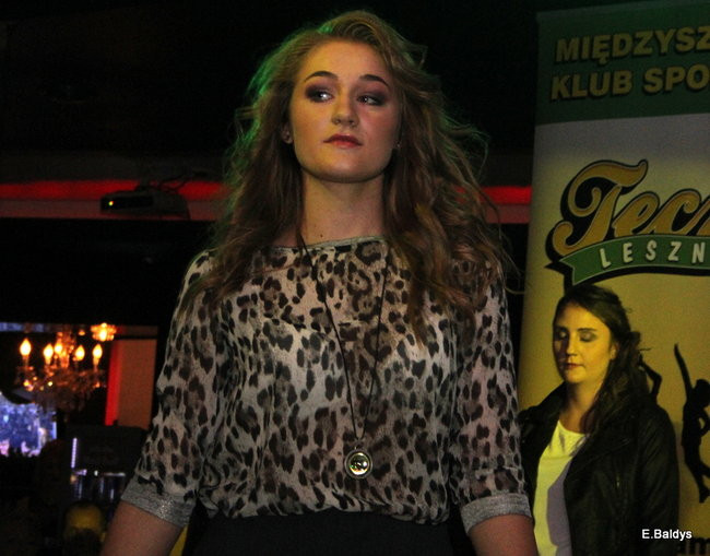 Koszykarki w strojach ślubnych (zdjęcia)