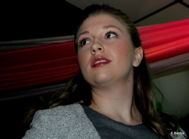 Koszykarki w strojach ślubnych (zdjęcia)