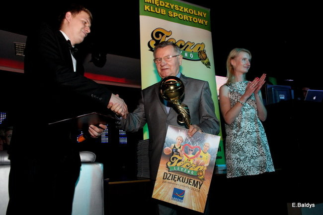 Koszykarki w strojach ślubnych (zdjęcia)