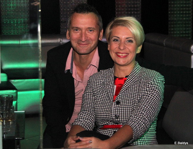 Koszykarki w strojach ślubnych (zdjęcia)