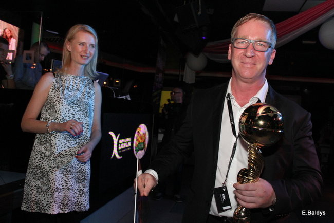 Koszykarki w strojach ślubnych (zdjęcia)