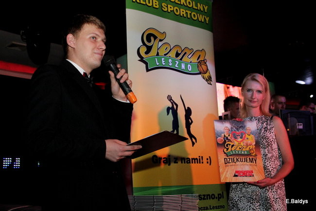 Koszykarki w strojach ślubnych (zdjęcia)