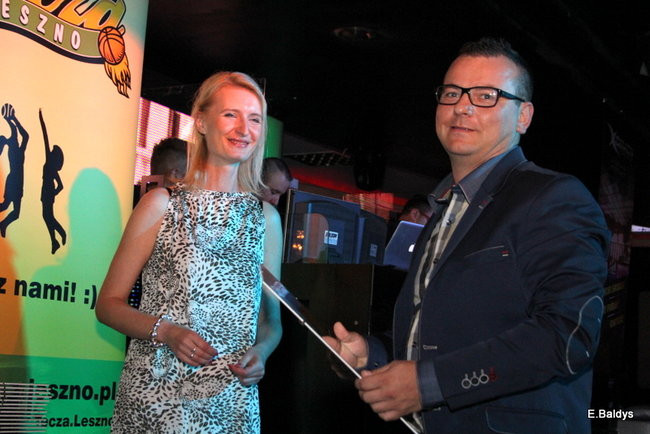 Koszykarki w strojach ślubnych (zdjęcia)