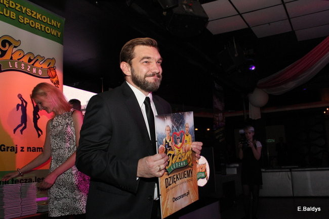 Koszykarki w strojach ślubnych (zdjęcia)