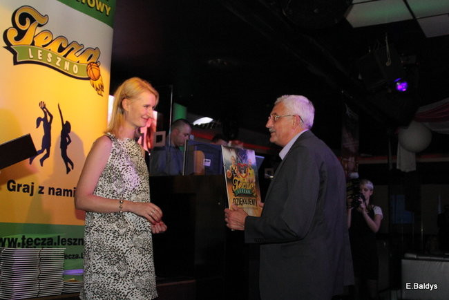 Koszykarki w strojach ślubnych (zdjęcia)