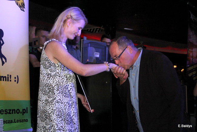 Koszykarki w strojach ślubnych (zdjęcia)