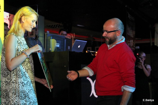 Koszykarki w strojach ślubnych (zdjęcia)