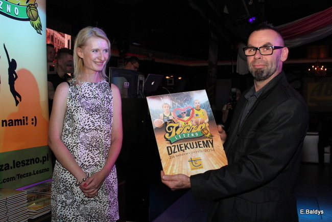 Koszykarki w strojach ślubnych (zdjęcia)