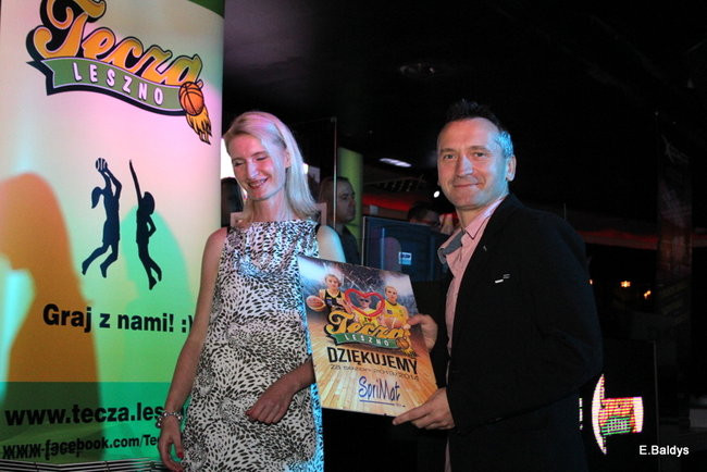 Koszykarki w strojach ślubnych (zdjęcia)